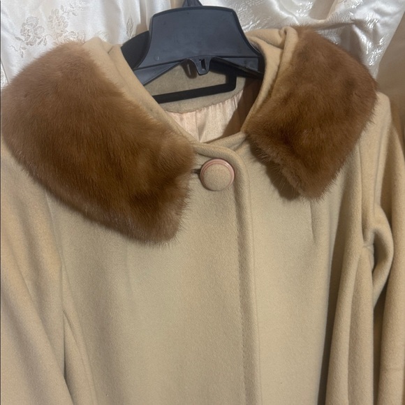 Elegant Vintage A-lined Cashmere Coat with a Mink Fur Collar. - Picture 6 of 6